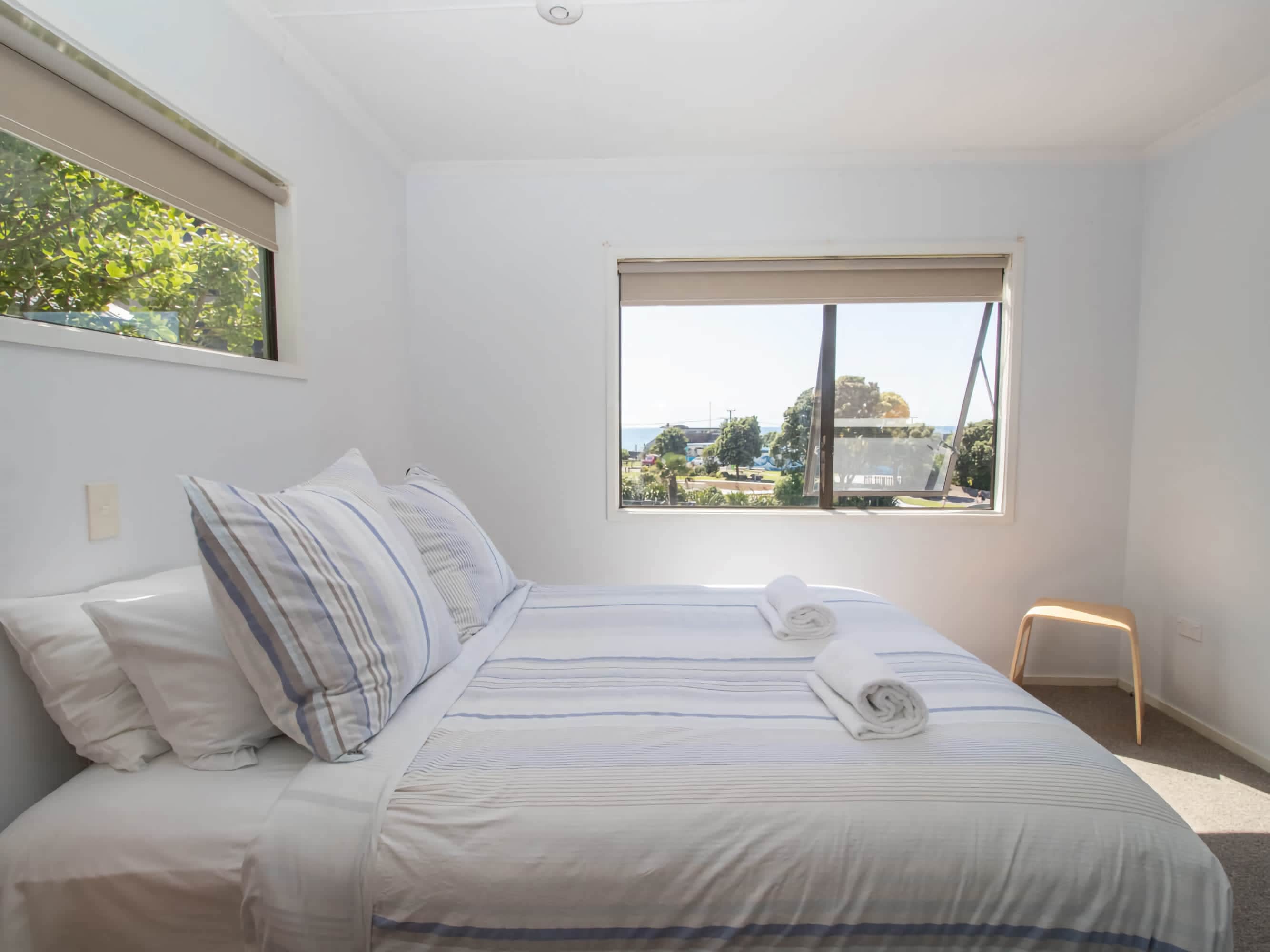 Beachside Bach in Oakura - Aqua Vista Beachside Bach in Oakura - Aqua Vista