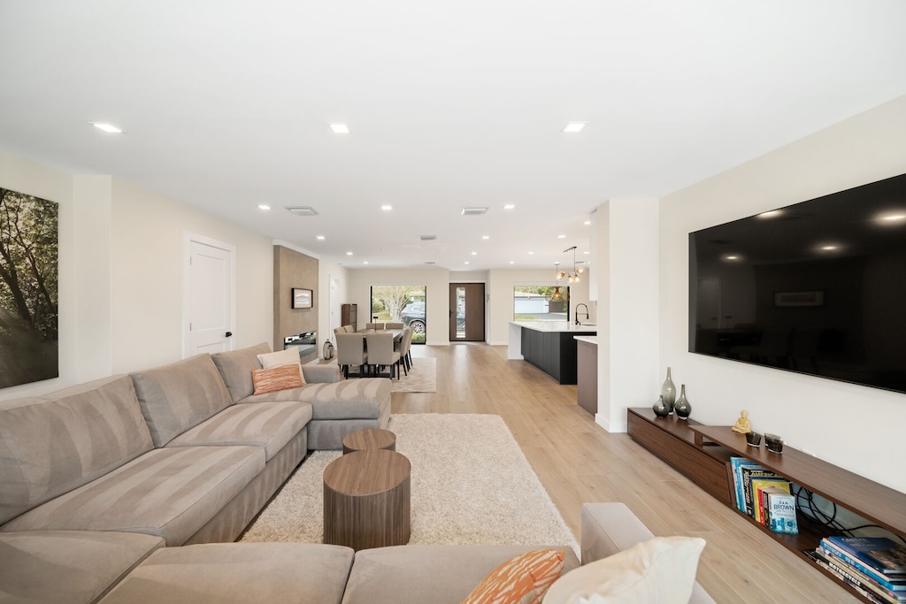 Open plan interiors all furniture brand new as of December 2024