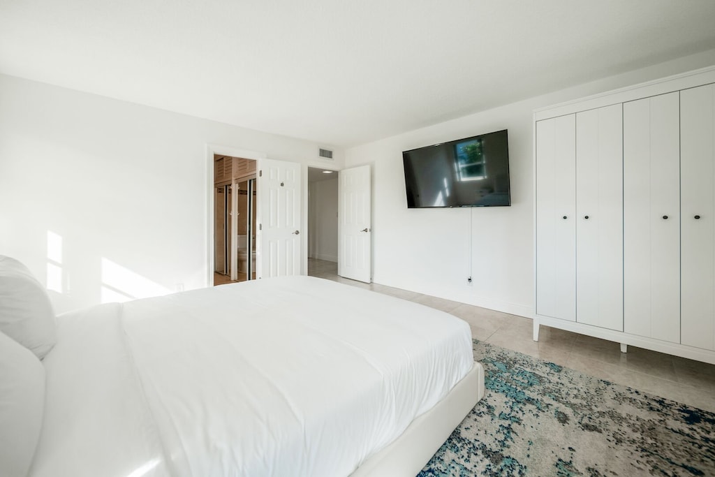 Bedroom 1
King bed
En-suite