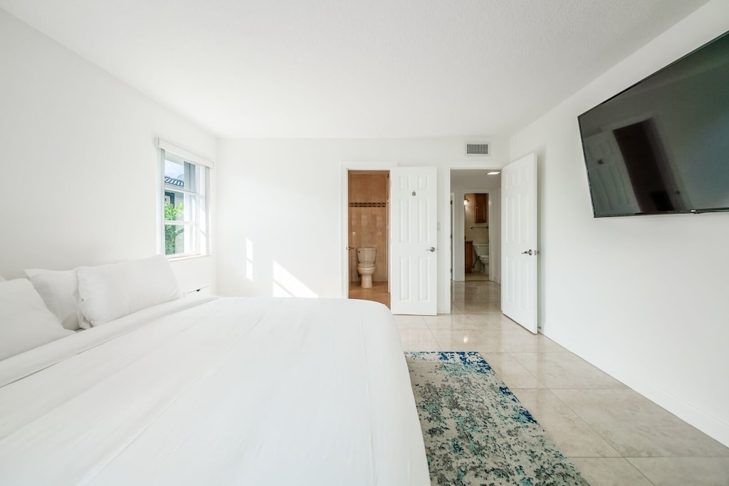 Bedroom 1
King bed
En-suite