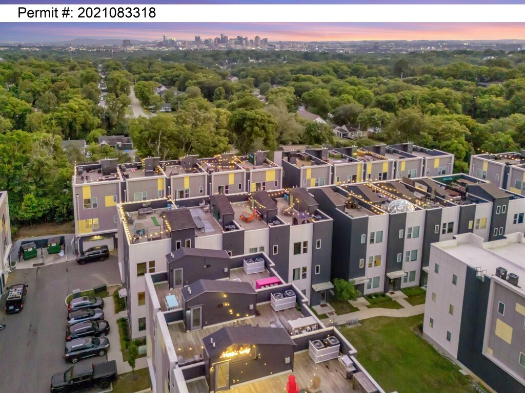 Experience the vibrant energy of Nashville from this stunning new build with rooftop views! Perfect for large groups, this chic retreat by Misfit Homes is your ultimate getaway. Reserve your stay today and soak in Music City's unique vibe.