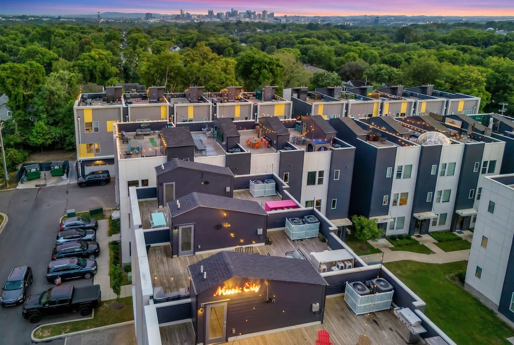 Enjoy a luxurious Nashville getaway in this stylish retreat with stunning skyline views. Ideal for large groups, it offers chic accommodations and vibrant rooftop decks for celebrating in style. Perfect for bachelorette parties or family reunions!