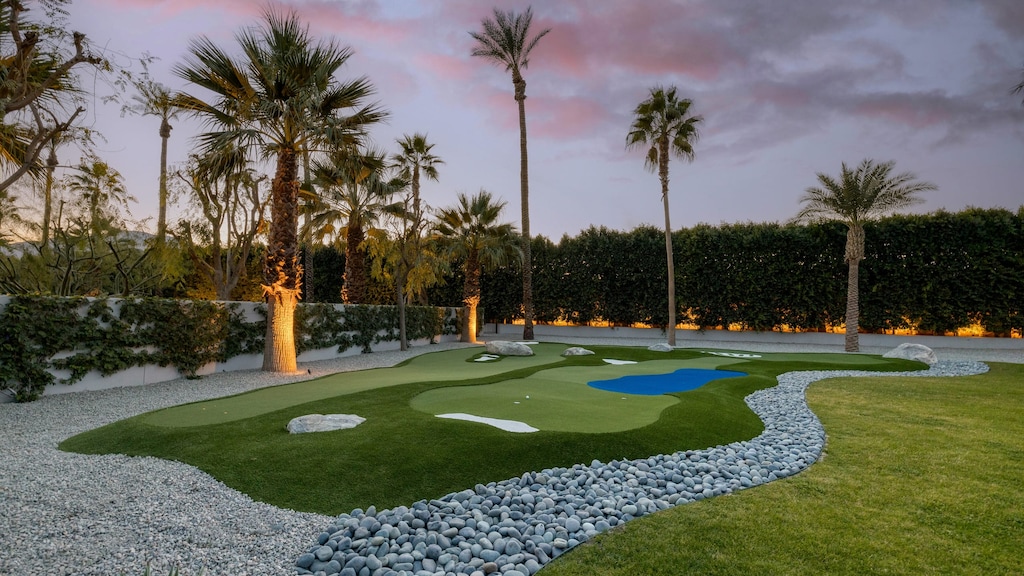 Putting green. (Polo Villa 1)