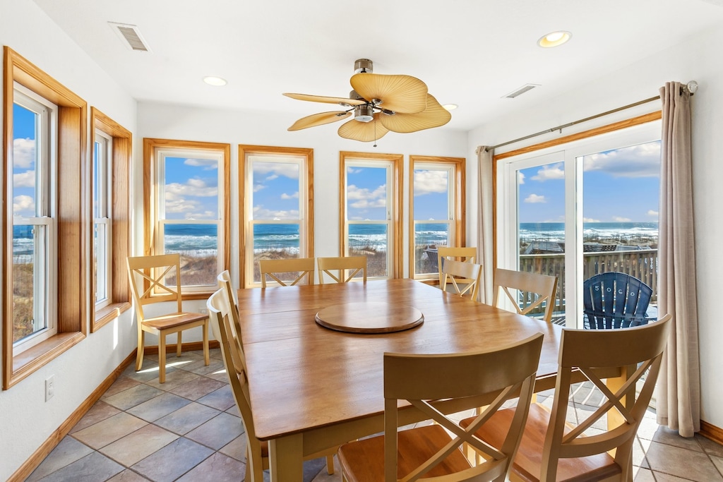 Panoramic views of the ocean from the dining area.