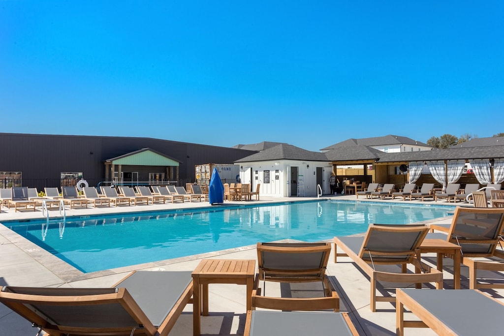 THE BEACH CLUB AT WHALEHEAD (Community pool with cabanas)