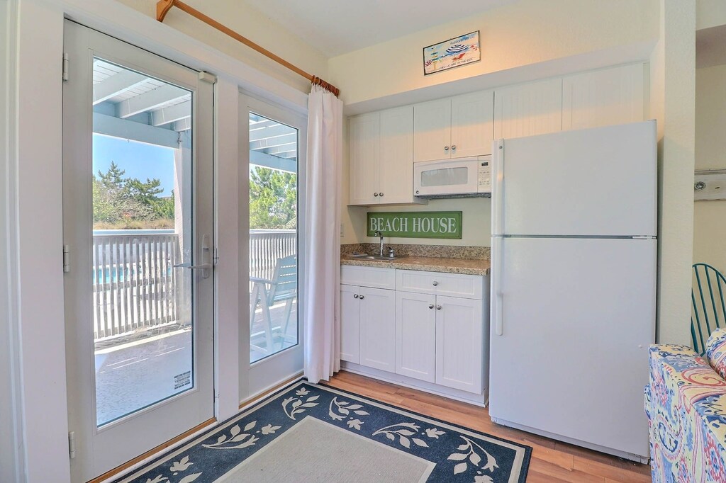 Make snacks at the convenient Wet Bar with a refrigerator.