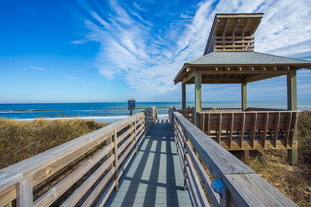 Discover Duck Tails, a delightful 3rd-floor condo in the picturesque Colony By The Sea community in Duck.