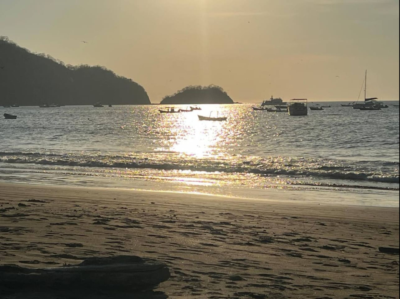 Oceanfront Villa • Sleeps 6/Infinity Pool & BBQ