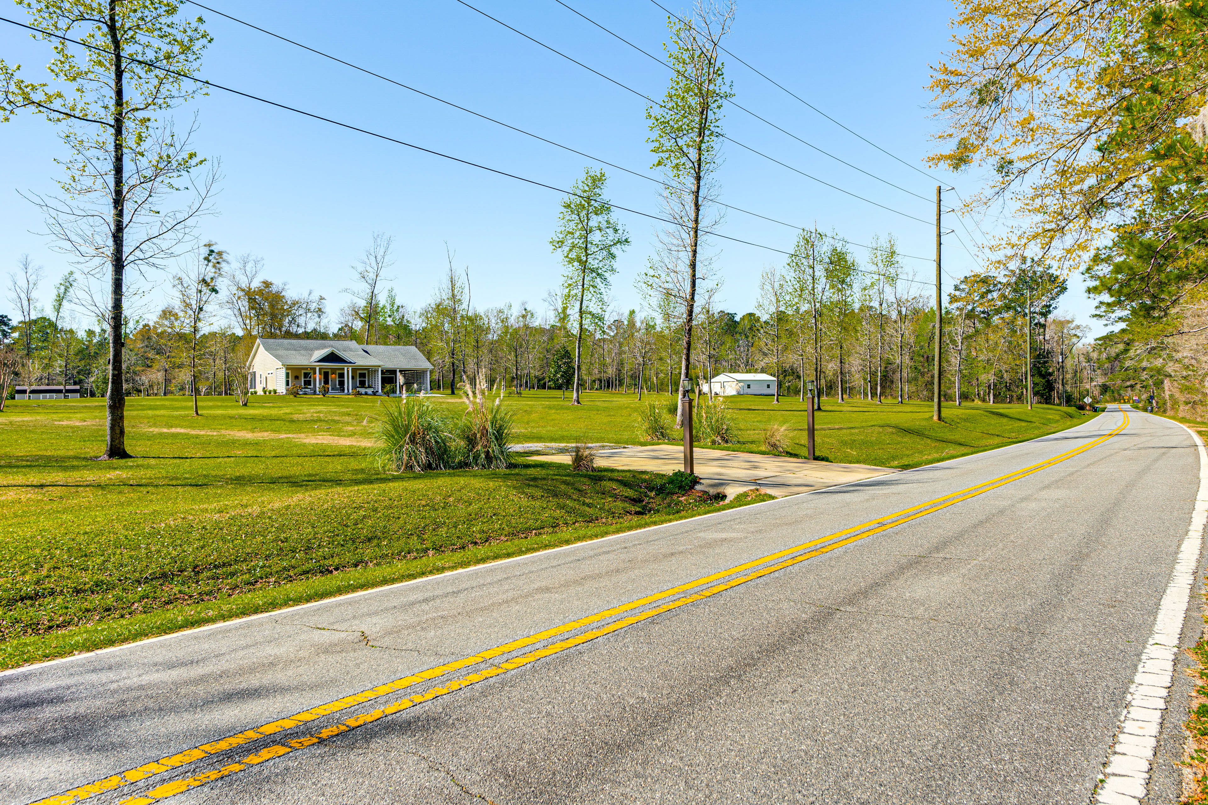 18 Mi to FSU: Quaint Cottage on 8 Acres w/ Grill!