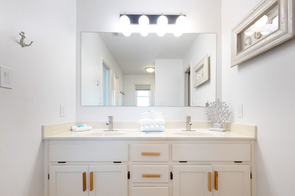 Panferio Paradise Master Bathroom