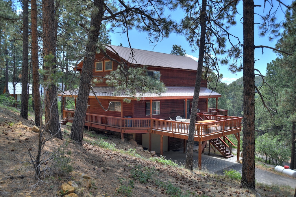Come on in! Deer Ridge Cabin is tucked away on 2 private acres