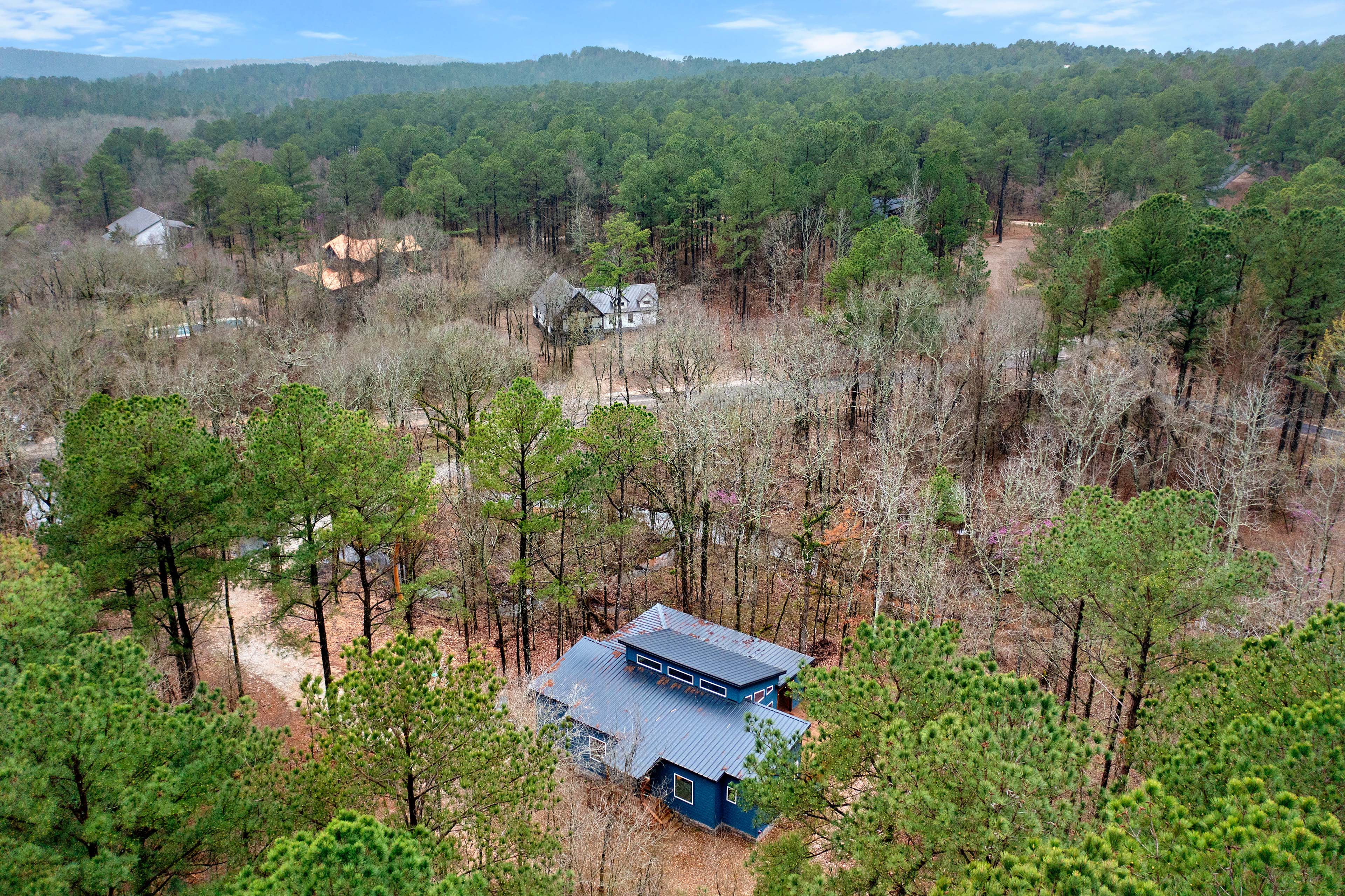 Creekside Cabin w/ Views & Hot Tub in Broken Bow