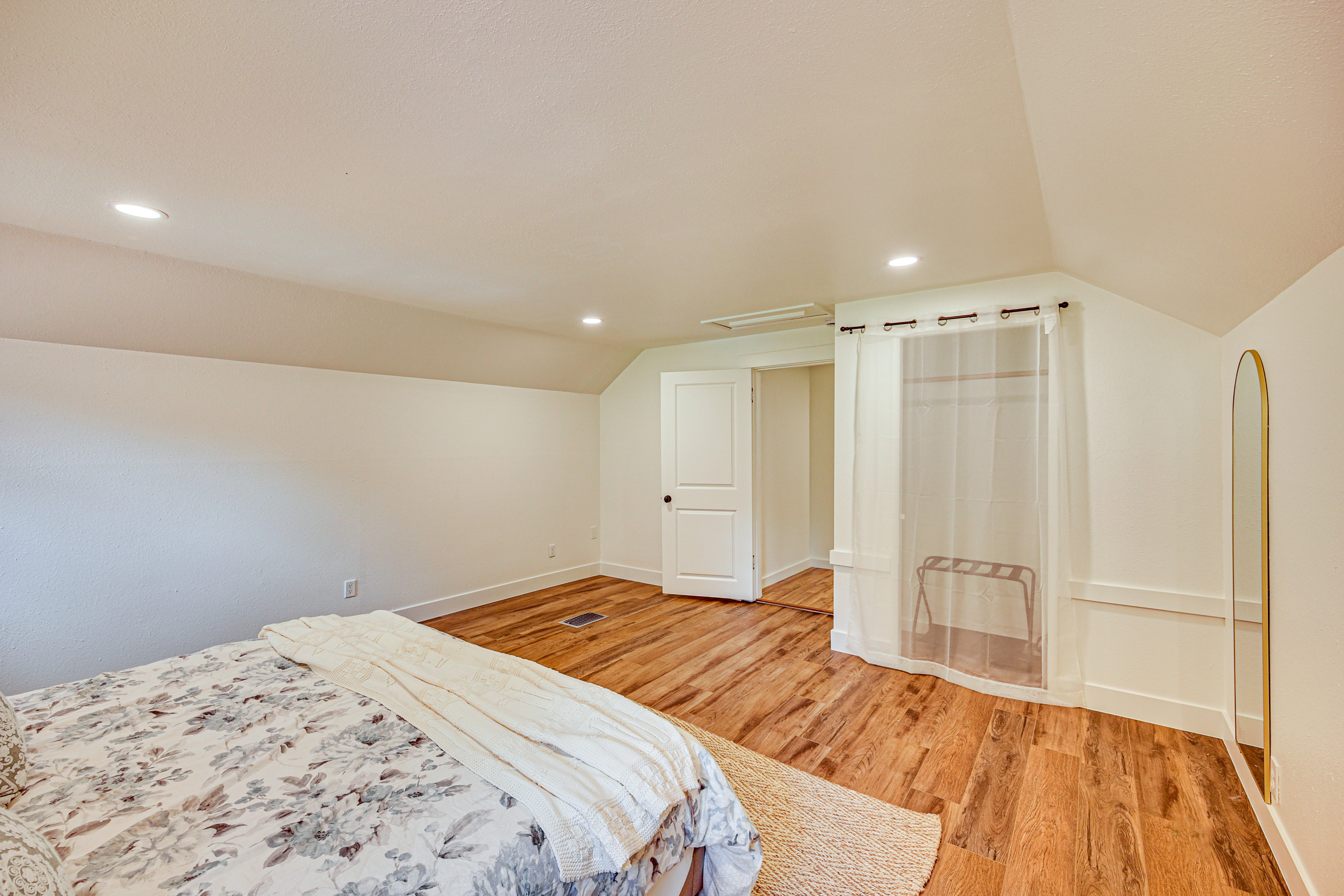 7 Mi to Mt Rainier NP: Home w/ Private Hot Tub!