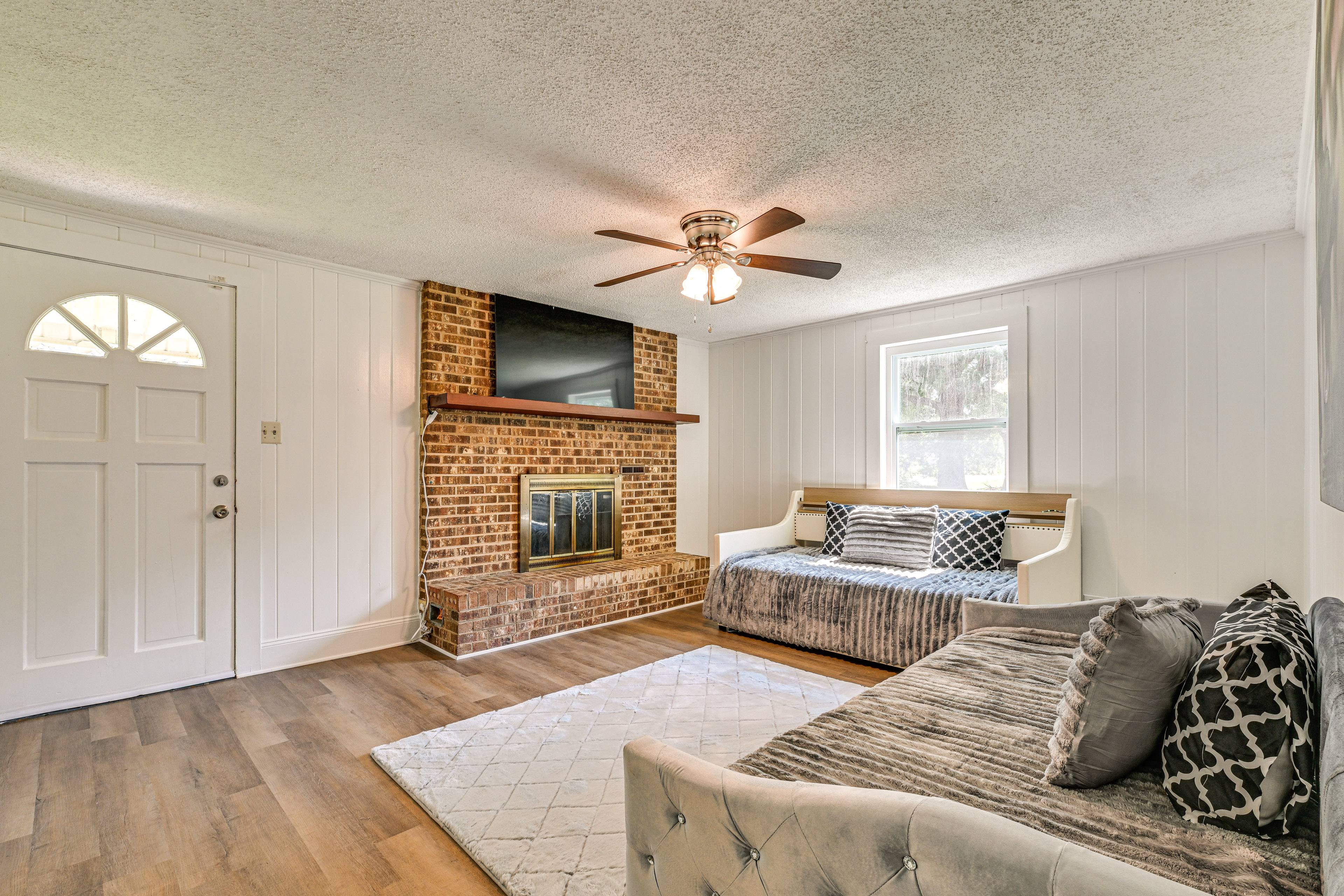 Curated visual reference: Visual Reference: Near Hospitals Charming Home W Yard In Charlotte