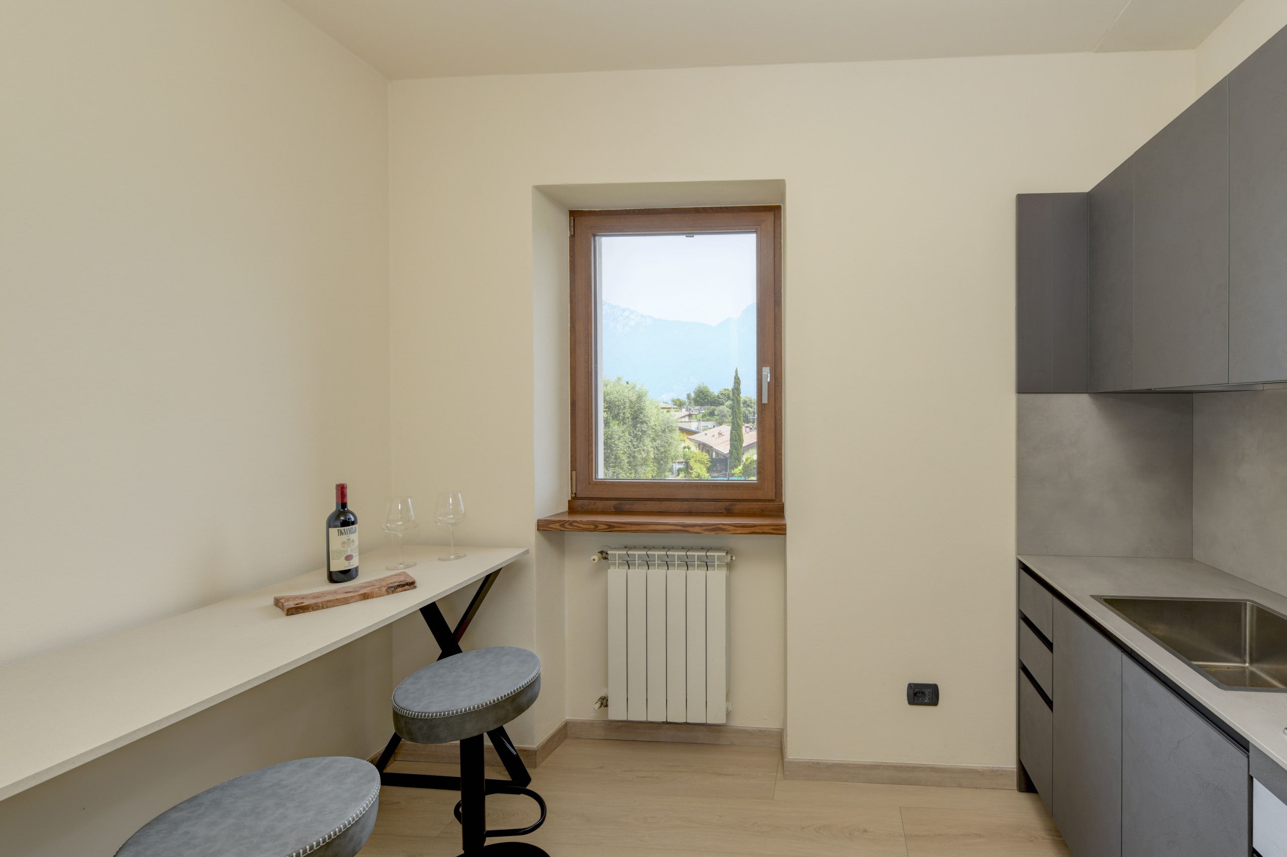 New apartmetn vith lake viewand big garden  with olive trees