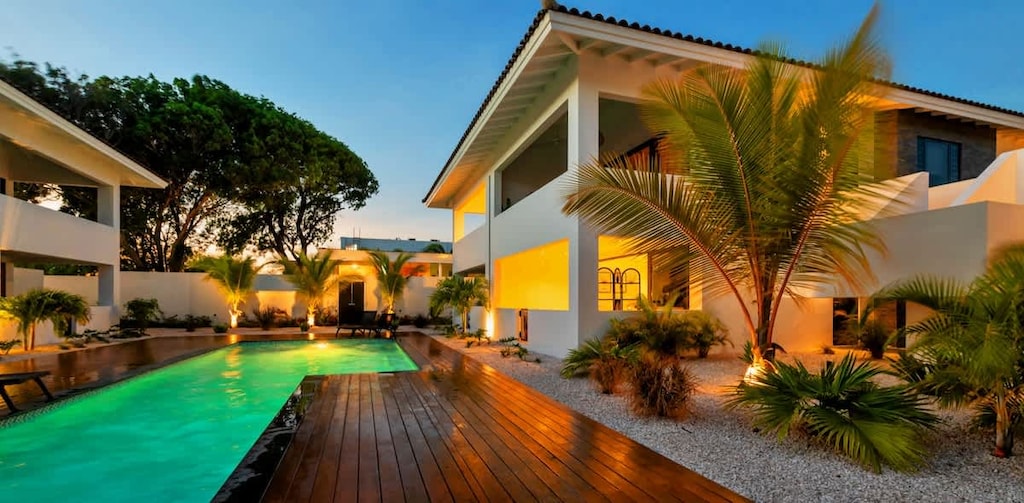 Luxury two-bedroom apartment with pool-access in popular tourist area in the Caribbean, Photo 1-2