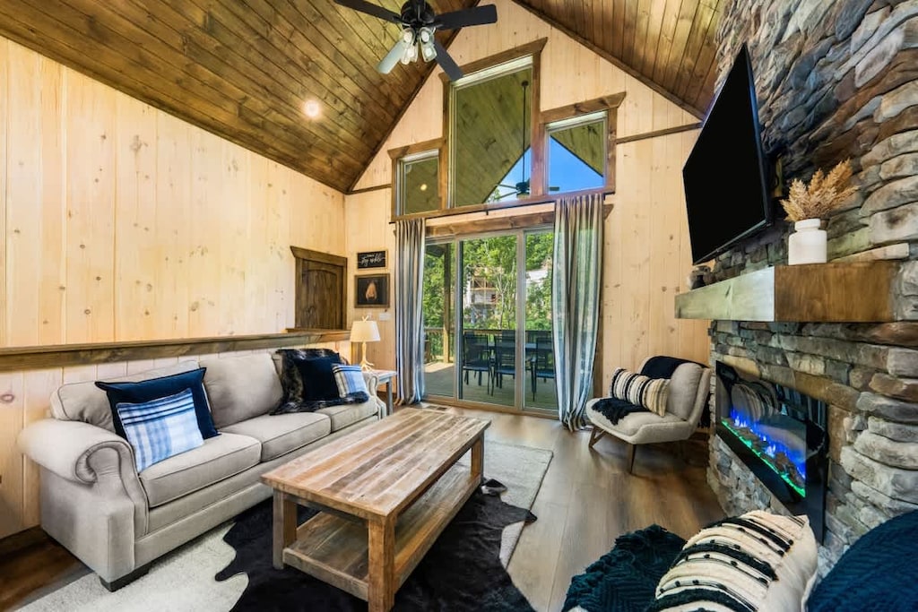 05-228-jolene-way-sevierville-TN-5