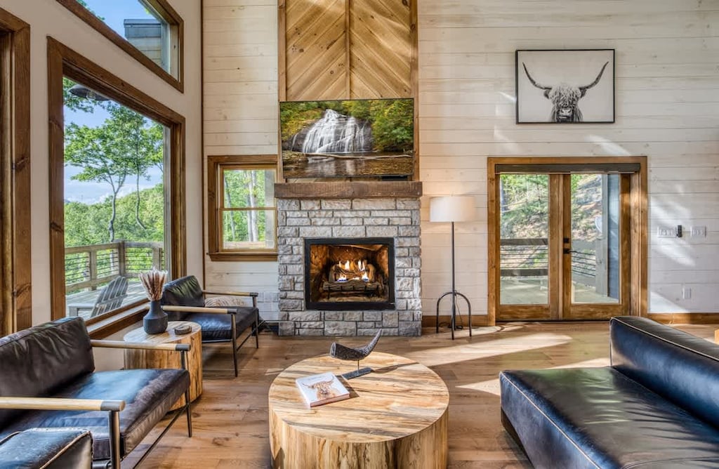 Open concept living area with vaulted ceilings