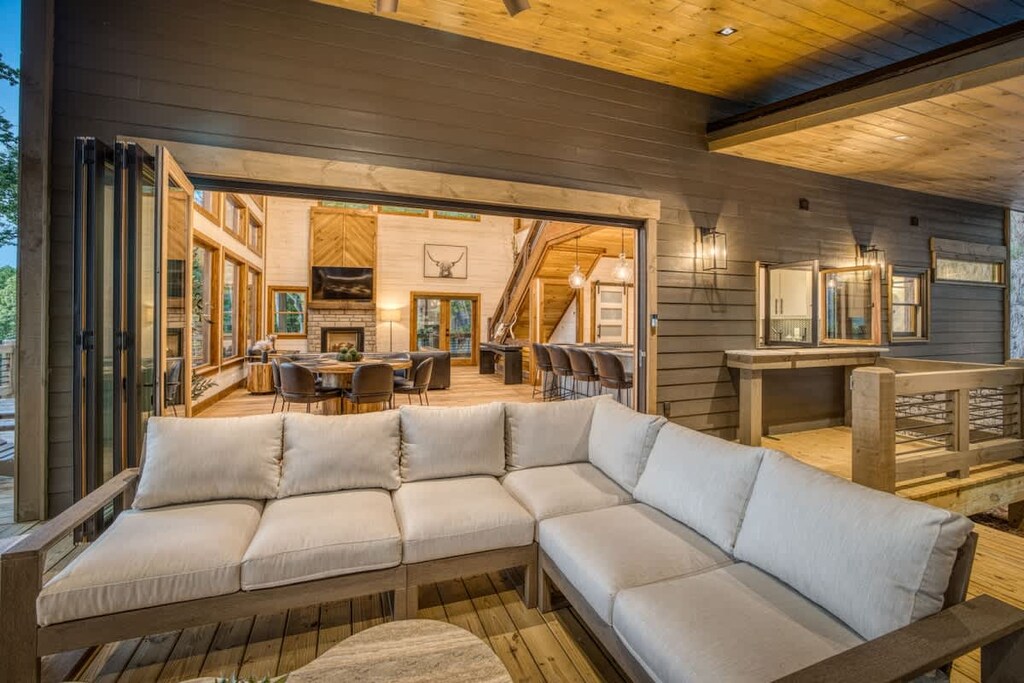 Accordion door that completely opens to the outside