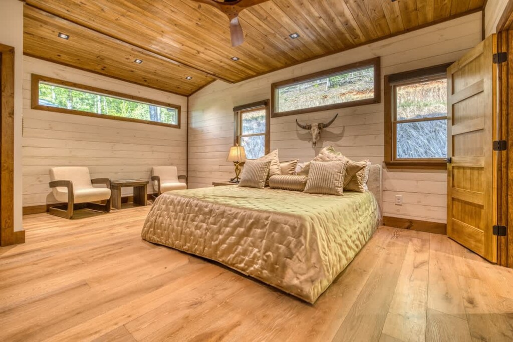 King bedroom with ensuite bathroom