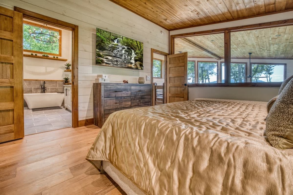 King bedroom with ensuite bathroom