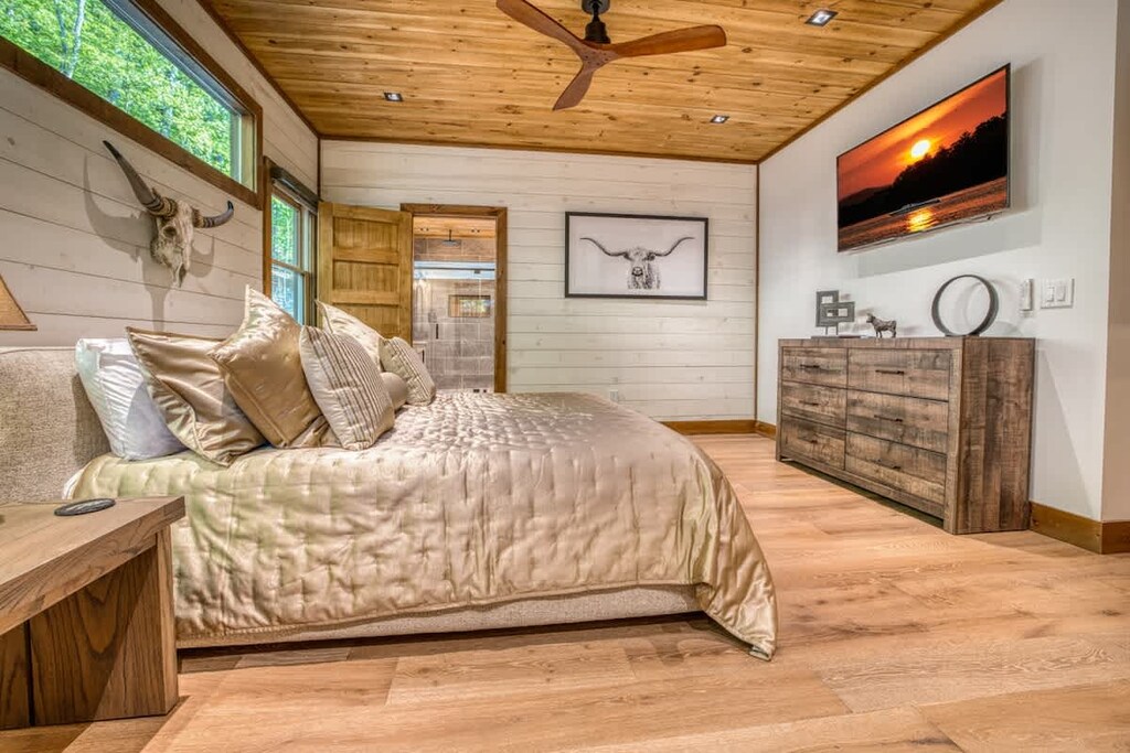 King bedroom with ensuite bathroom