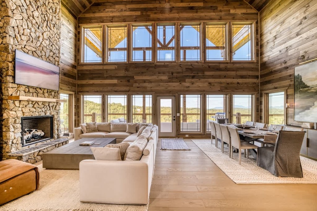 Kick back and unwind the open concept living area with soaring windows and amazing views!