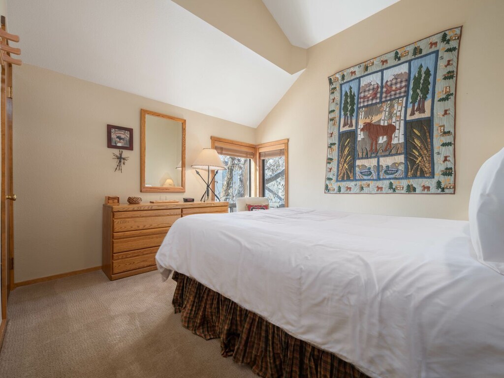 Queen Bedroom(upper level)