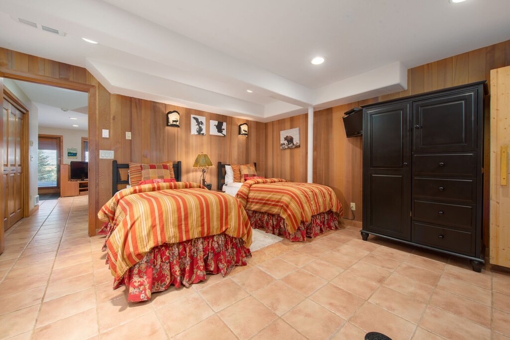 Bonus Room- 2 Twins  (convertible to a king for a fee)-Lower Level. *Now with white bedding.