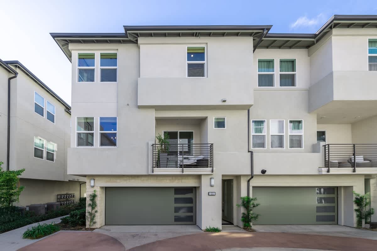  Charming 3BR Townhouse in Anaheim