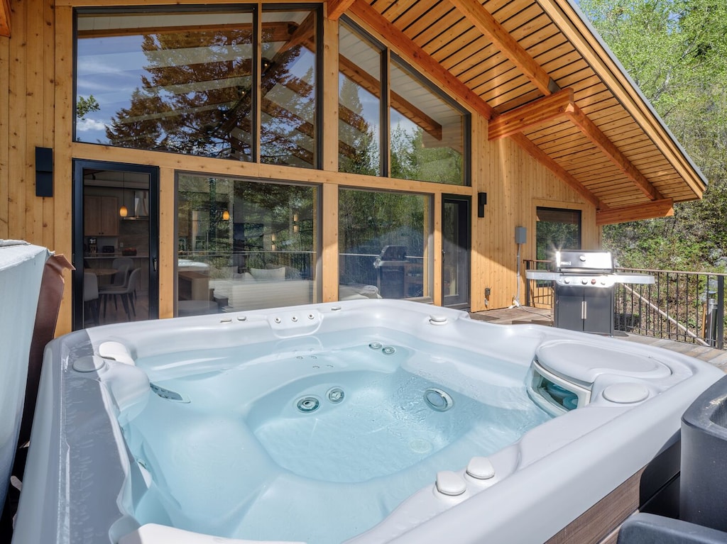 Hot Tub - Front Deck