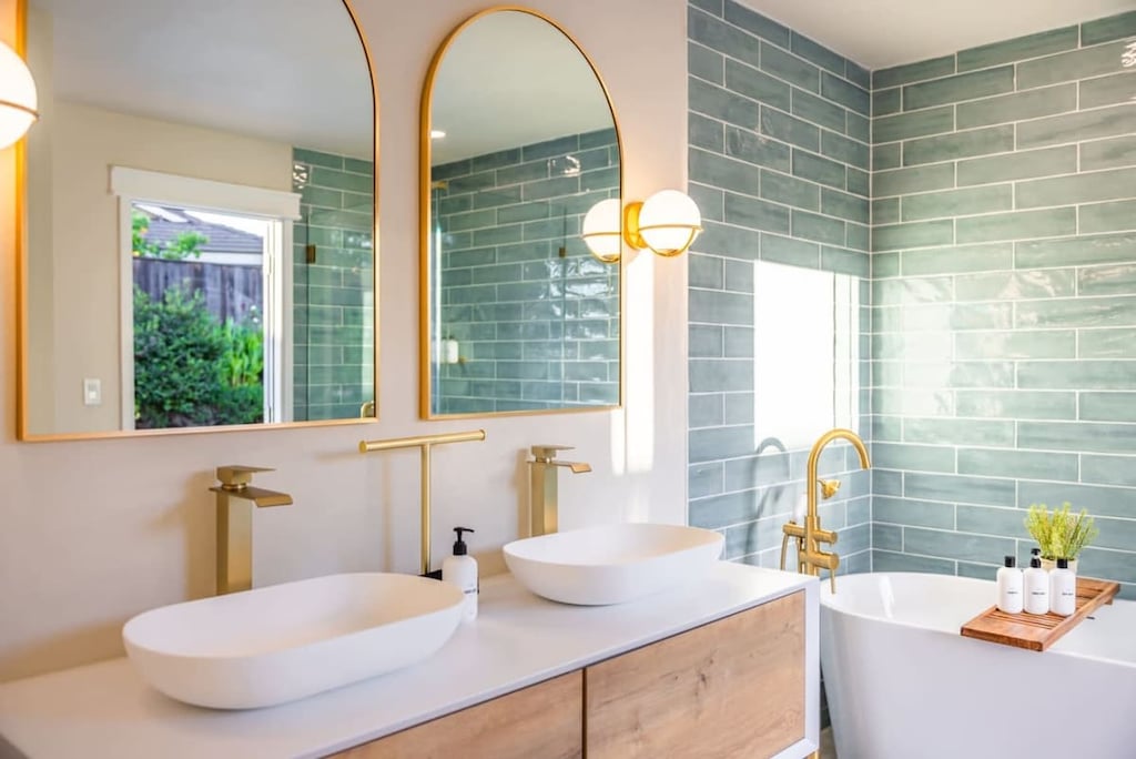Clean and modern bathroom with tub