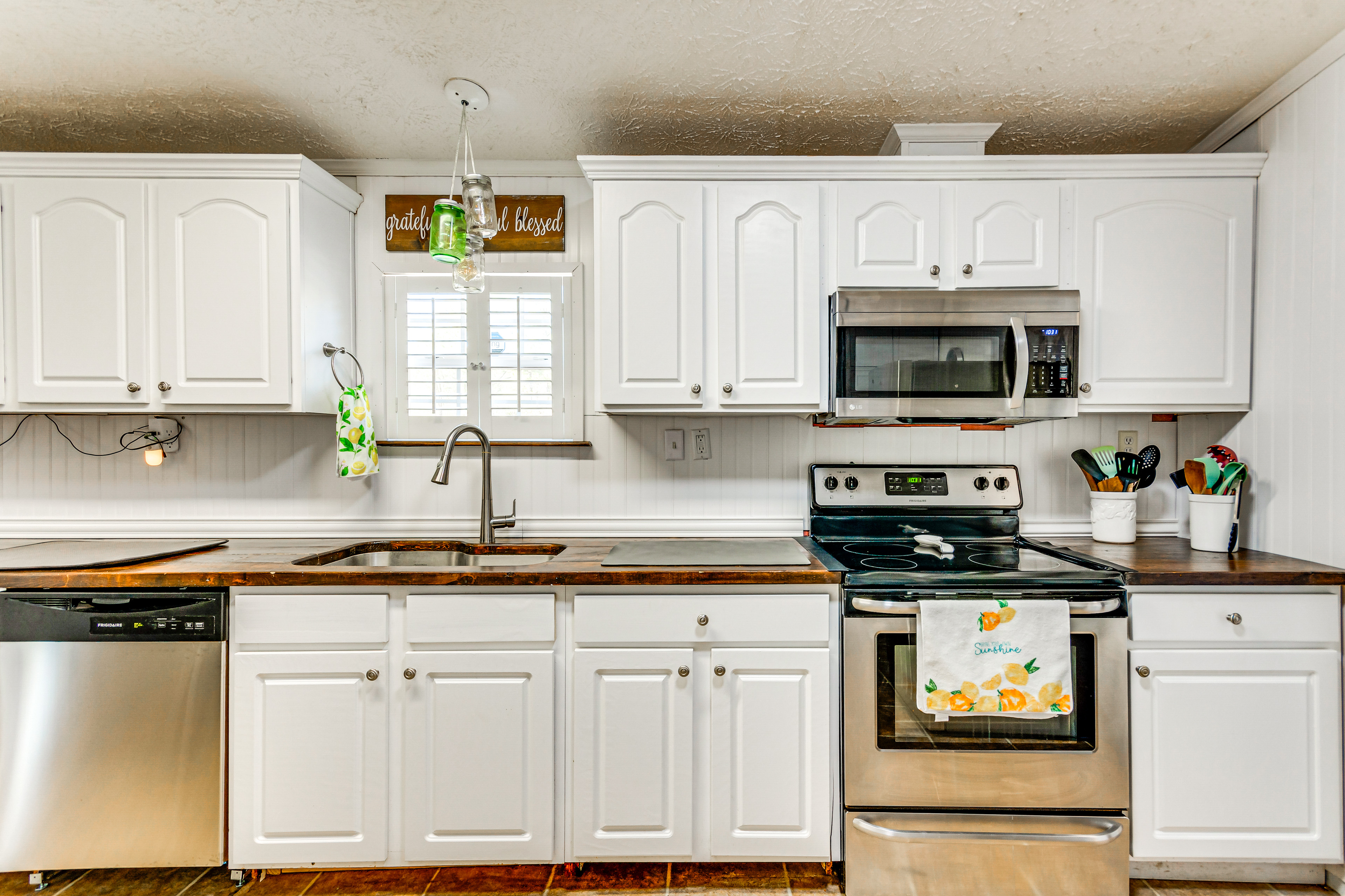 On-Site Pond w/ Kayaks: Pensacola Family Home