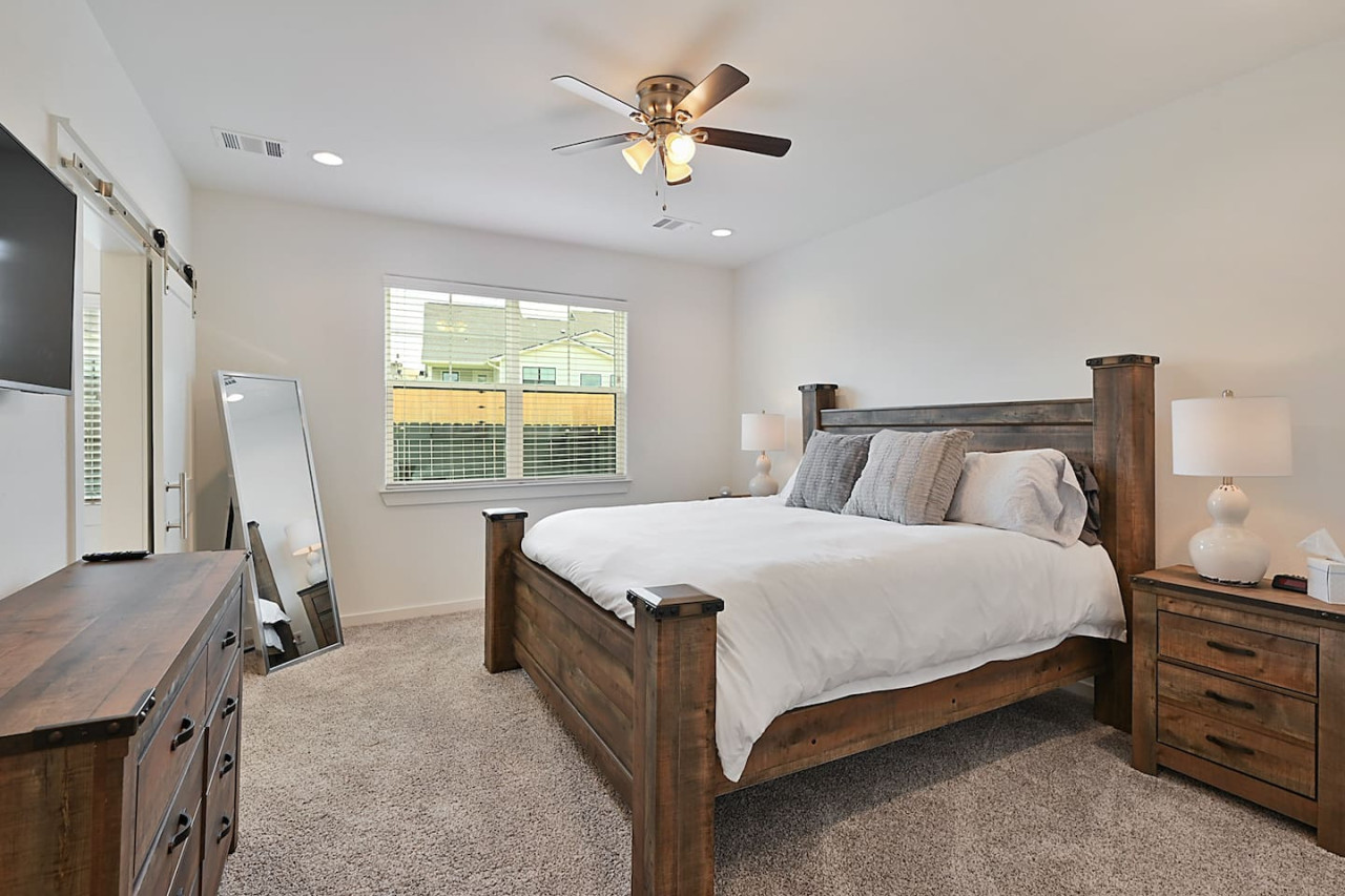 Reveille Tradition ~ 13 min from Campus