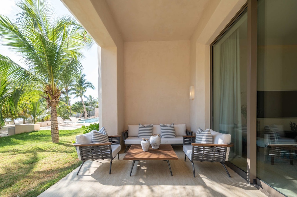 Terraza privada con sillas de exterior 