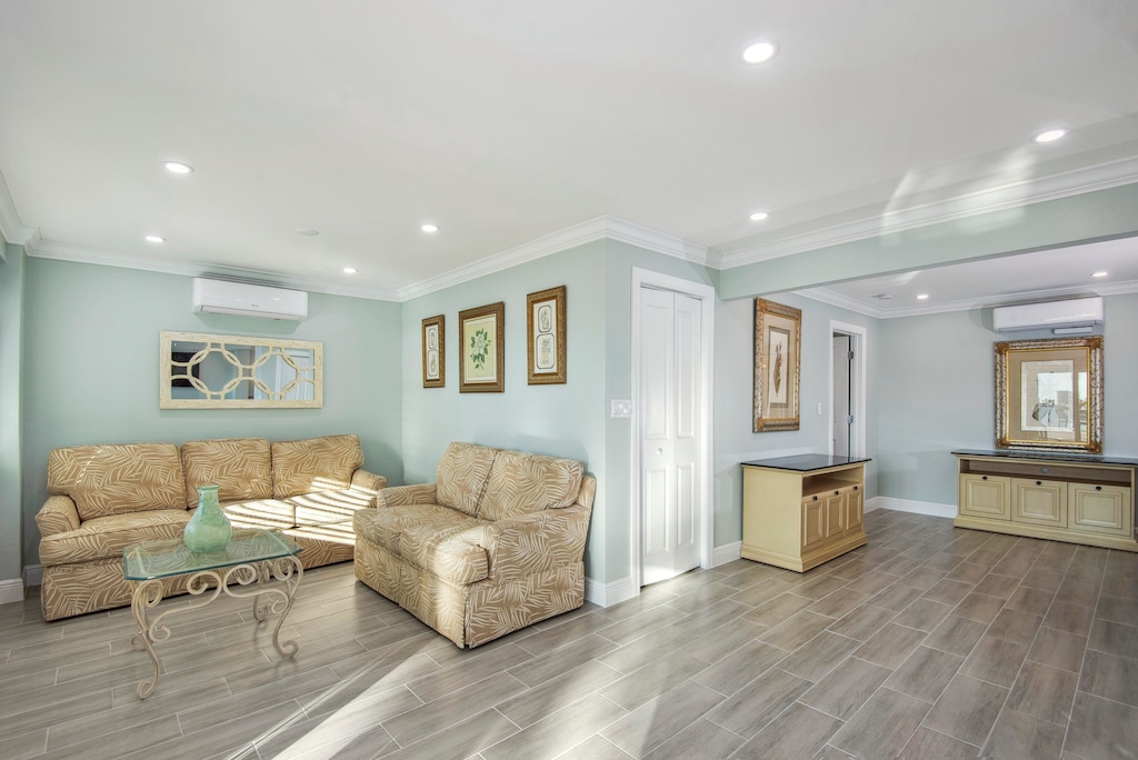 Spacious Downstairs Livingroom