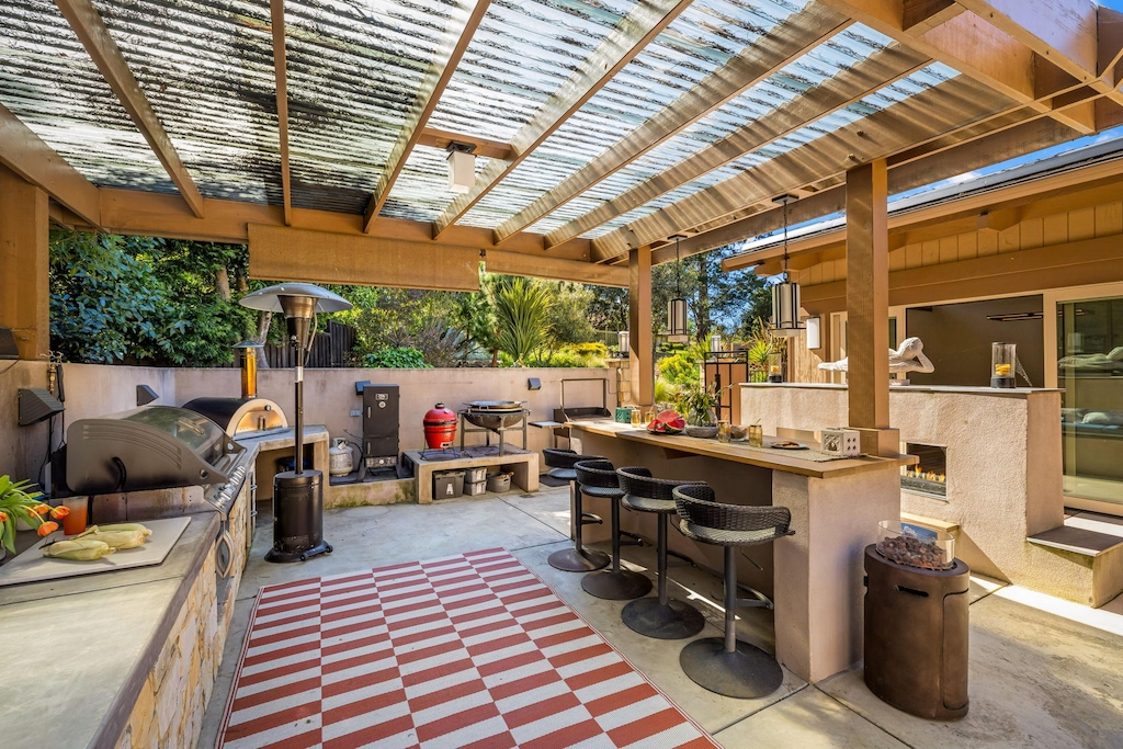 Fabulous Outdoor Kitchen and Entertainment Area
