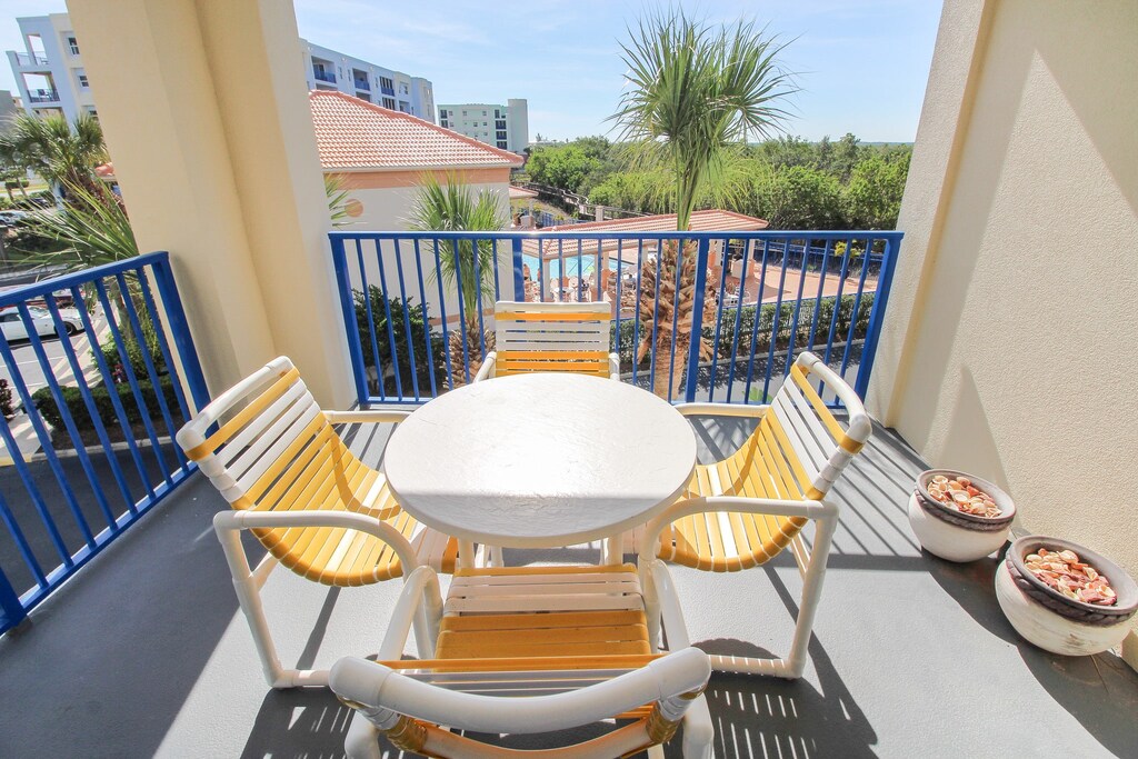 Enjoy the sun & view on the balcony