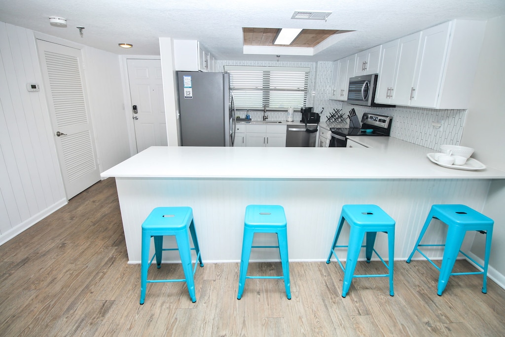 Eat-in bar with room for 4