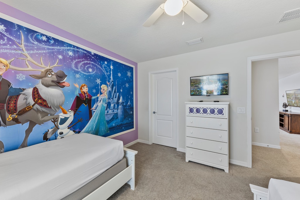 Bedroom 7 with 2 single beds and Disney Frozen theme room