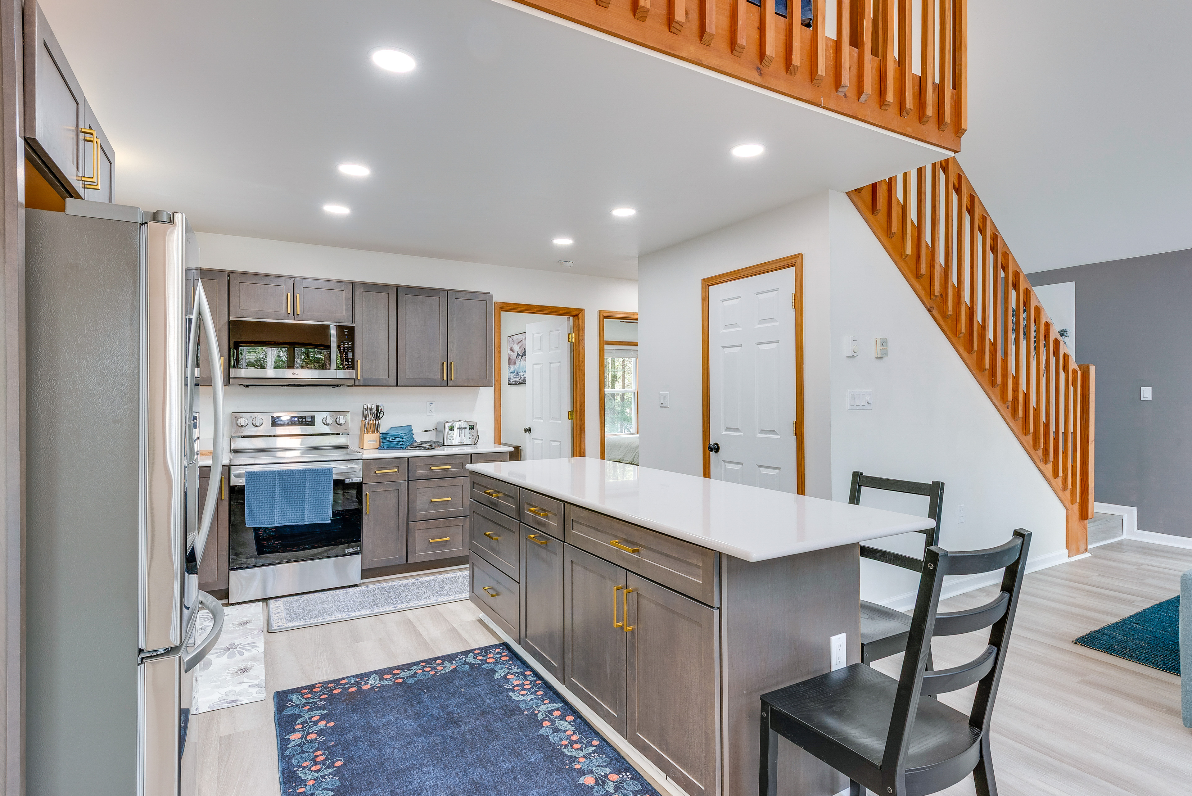 Lakefront Poconos Cabin w/ Deck & Game Room