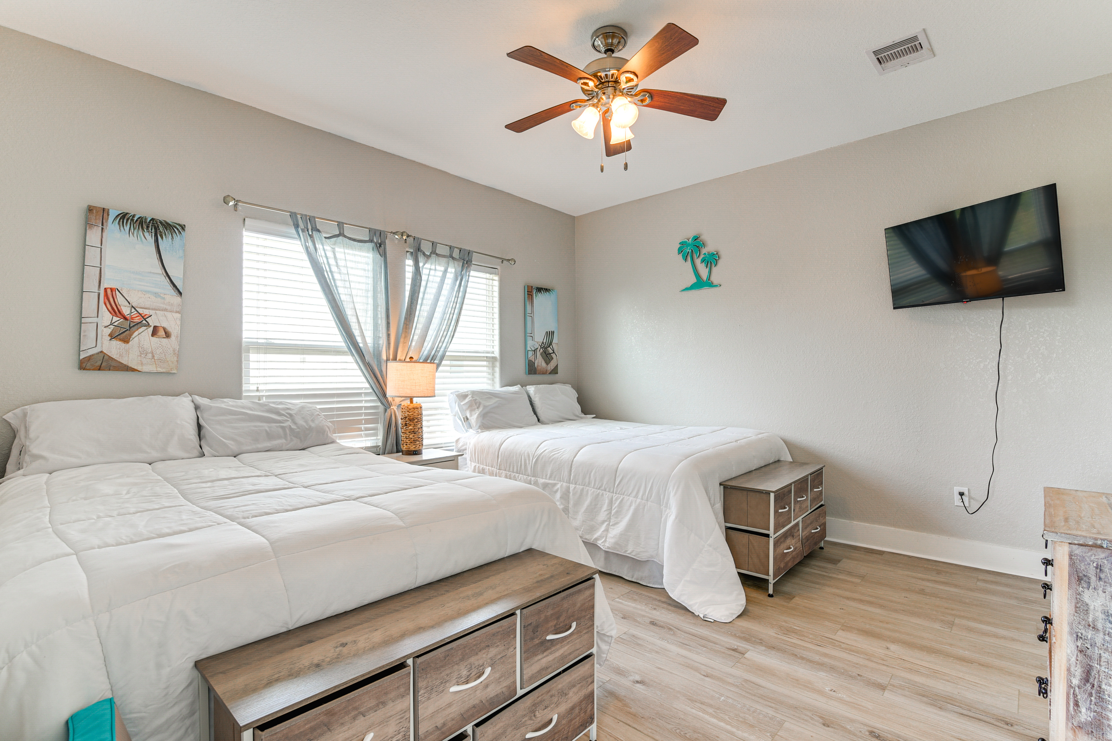 Walk to Crystal Beach: Coastal Getaway w/ Deck