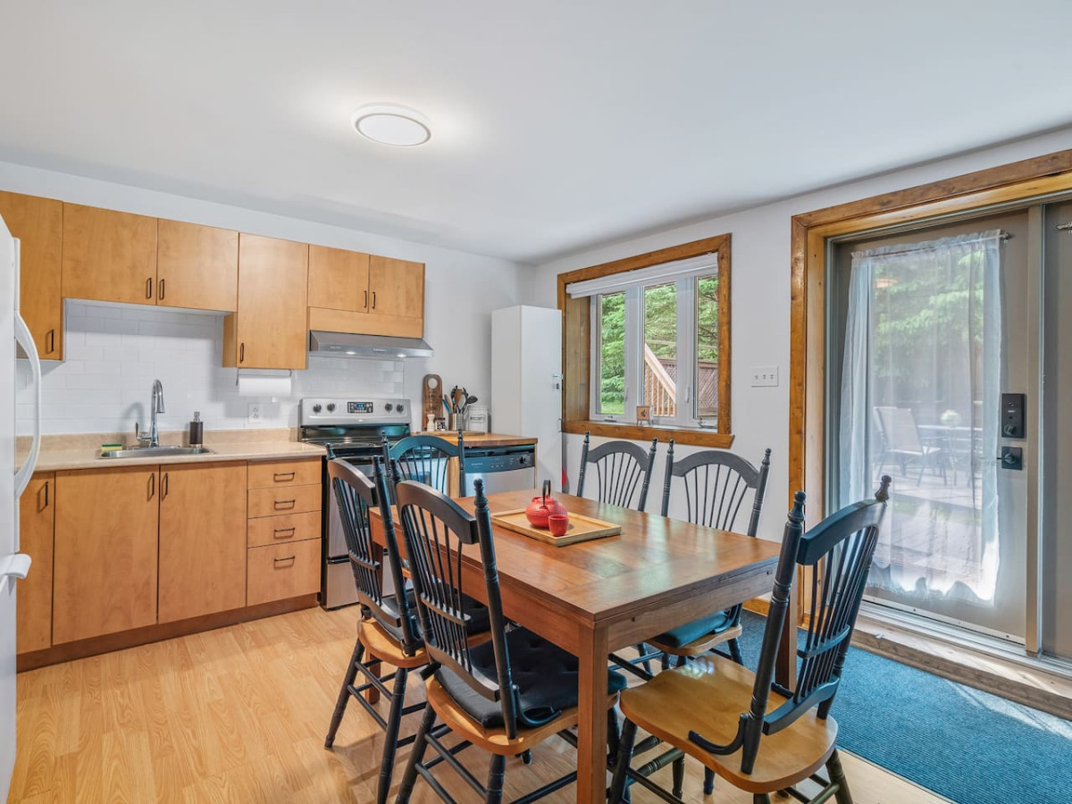 Evora Cozy 2BR Chalet Fireplace & BBQ Val-David