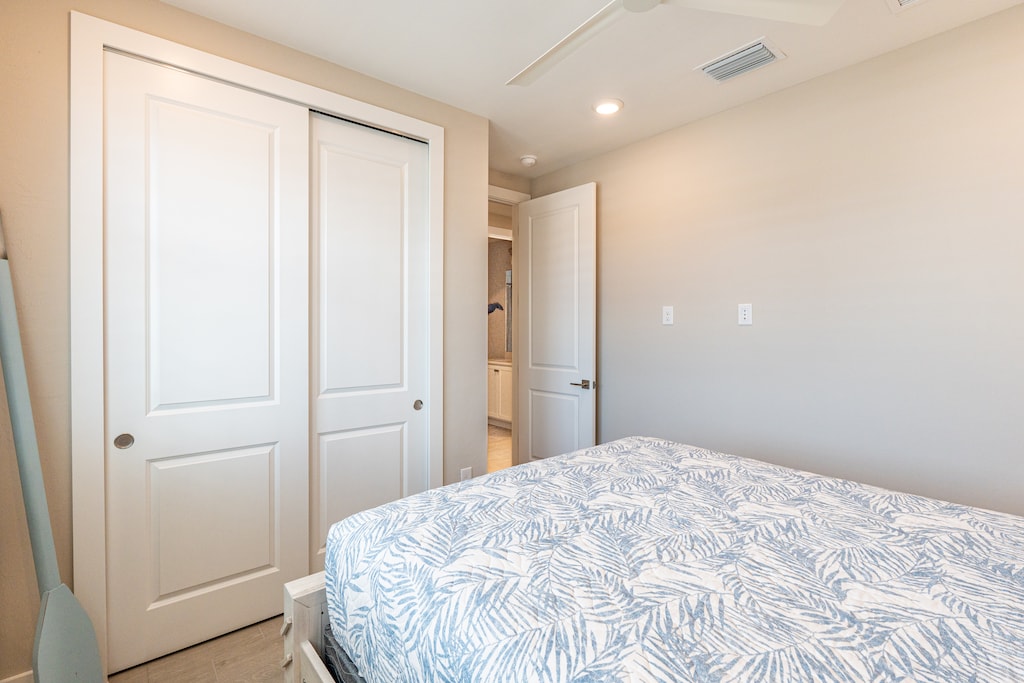 2nd upper level queen bedroom