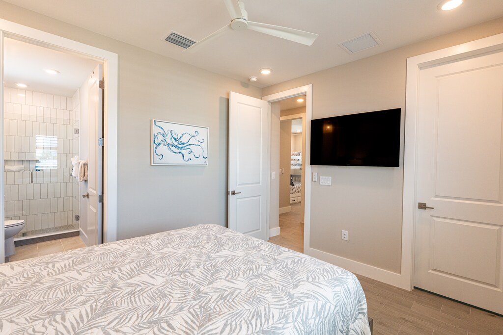 1st Upper level queen bedroom w/en-suite bathroom