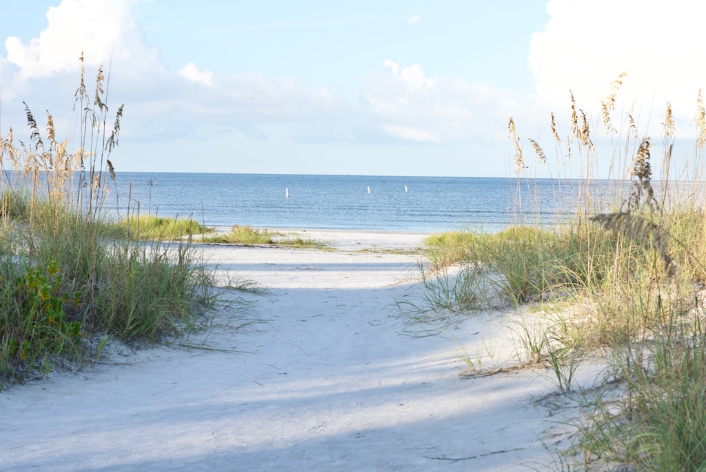 Access to the beach from various spots along the island