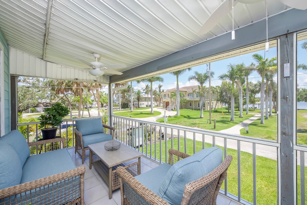 Front Screened Lanai