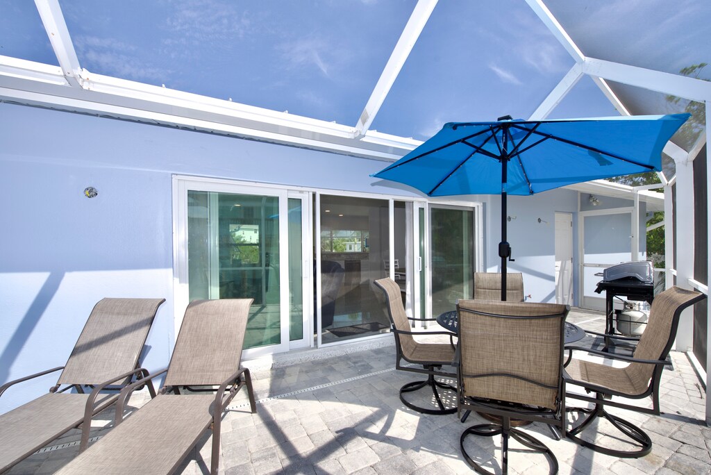 Outdoor dining in Pool area