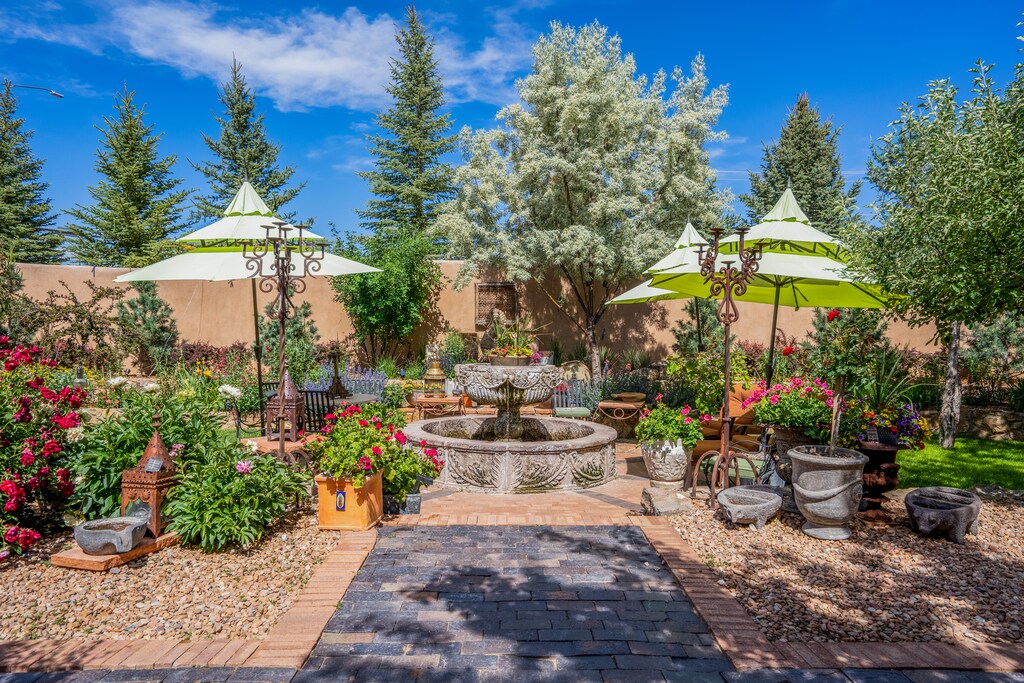 Exterior / Falls / Garden