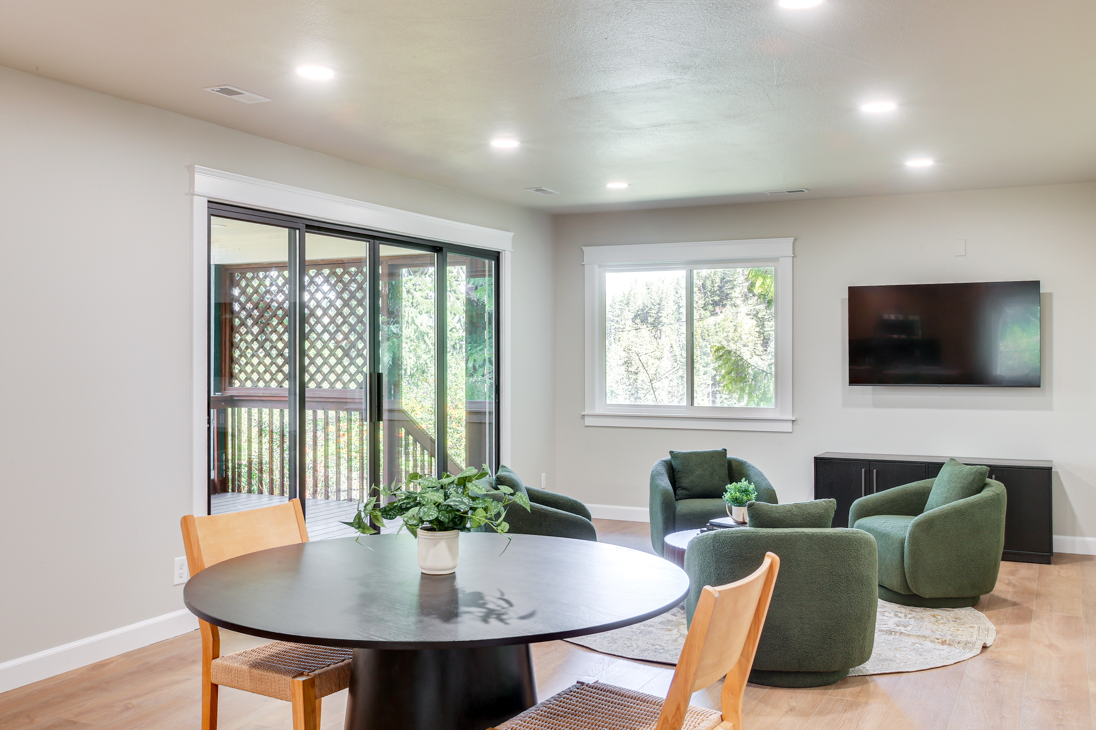 30 mins to Ski Resorts & December Specials!